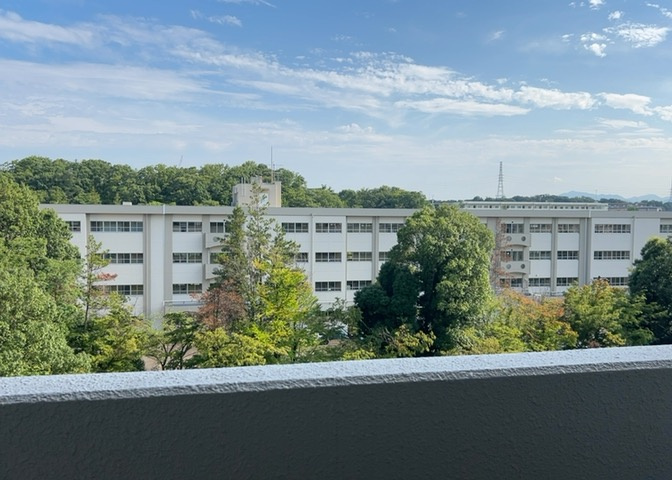 眺望の良さを楽しめるダイニングキッチンで家族団らんの時間を過ごしてはいかがでしょうか。バルコニーから見える景色を家族で眺める時間は、時間が経つのを忘れてしまいそうですね。是非、現地を見に行きましょう！