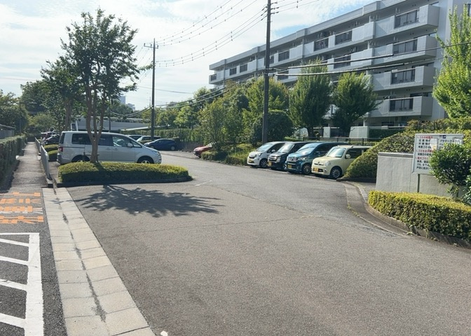 車一台あたりに必要なスペースは、標準サイズの普通自動車で横幅2m50cm、長さ5mは必要になります。ただし、乗降のことも考慮して横幅3m30cm、長さ5m50cmほどは確保できるところを選びましょう。