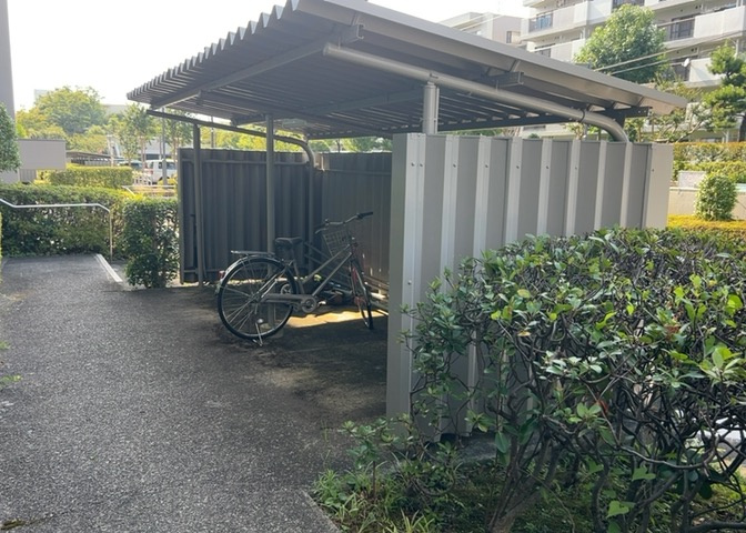 マンションの駐輪場は、事前に空きがあるか確認を取ると安心です。せっかく入居したのに駐輪スペースがない！なんてことになったら大変ですよね。そこで、内見時や購入前にはまず事前に確認しておくと良いでしょう。