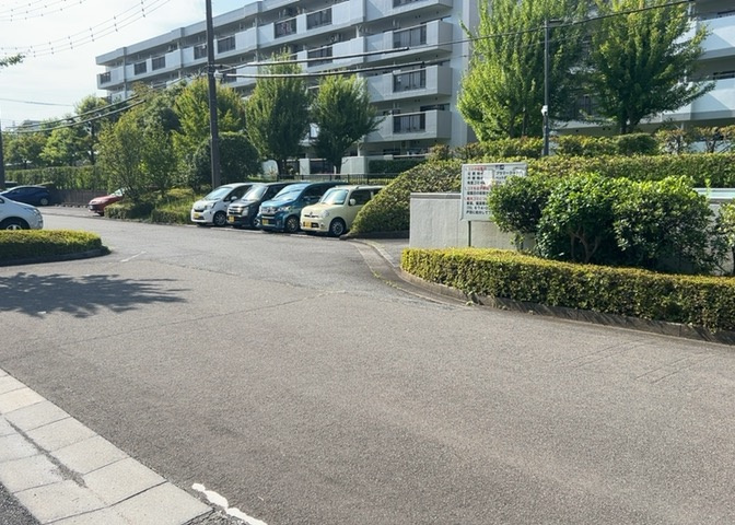 駐車場と明記されていても、最小スペースでつくられた駐車場だと大型車は駐車できなかったり、出入りしにくくなったりする可能性があります。お車のサイズと購入したい物件の駐車場のサイズを現地で確認しましょう。