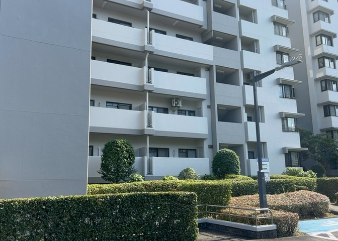 物件によっては、入居者が個人的に使用できる専用庭がついているものもあります。また、住宅の中にある土間の部分を庭と呼ぶこともあります。庭の用途は住む人によって変わり、それによってデザインもさまざまです。
