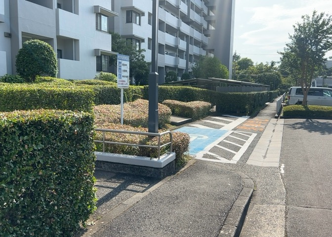 中庭（パティオ）とは、一つの建築物の内部に設けられた、壁などで囲われている庭のことを指します。コの字型、ロの字型が主流ですが、L字型の中庭もあります。最近では、インテリア性の高さからも人気があります。