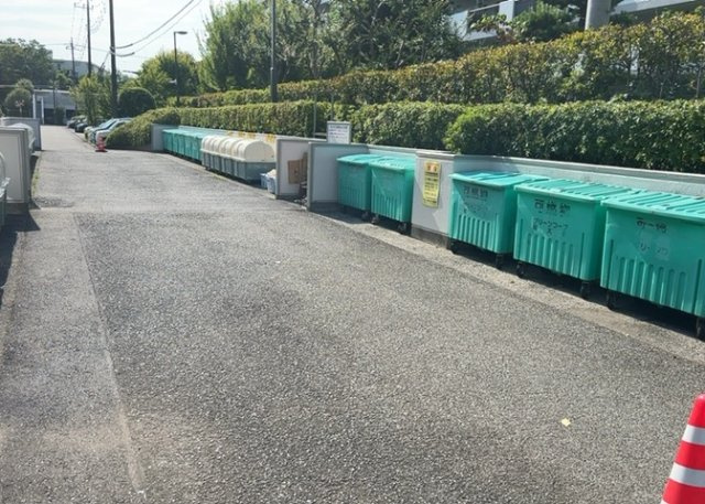 共有部分は、住民なら誰もが使える設備のこと。例えば駐車場やエレベーター、インターネット設備、セキュリティ設備などがあります。他にも、マンションの廊下・外部階段やエントランス・ゴミ置き場などがあります。