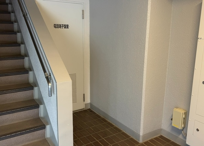 ロビーというと、エントランスと何がちがうの？と思いますよね。実はロビーとエントランスには明確な決まりはありません。物件によっては、エントランスを入って広がるある程度の広さのある空間がロビーとなります。
