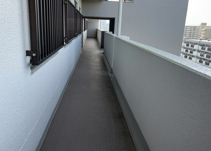 共有部分は、住民なら誰もが使える設備のこと。例えば駐車場やエレベーター、インターネット設備、セキュリティ設備などがあります。他にも、マンションの廊下・外部階段やエントランス・ゴミ置き場などがあります。