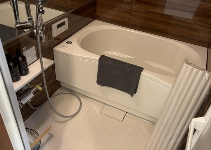 入浴時の快適さも大事なことですが、綺麗な状態を維持できなければ気持ちよく入浴できません。毎日の掃除が楽という点は大事なポイントになります！カビが生えにくく掃除がしやすい、壁や浴槽を選ぶといいでしょう。