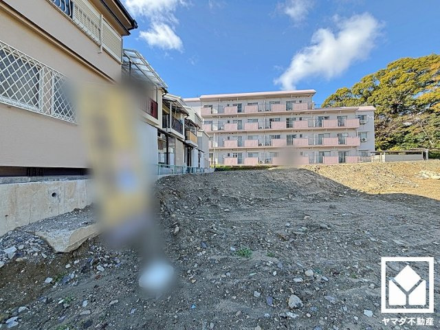 道路を挟んで東側には猪名川が流れており、川沿いには遊歩道が整備されています。四季折々の美しい景色を楽しみながらお散歩やウォーキング・ジョギングなどの運動もできる住環境です。