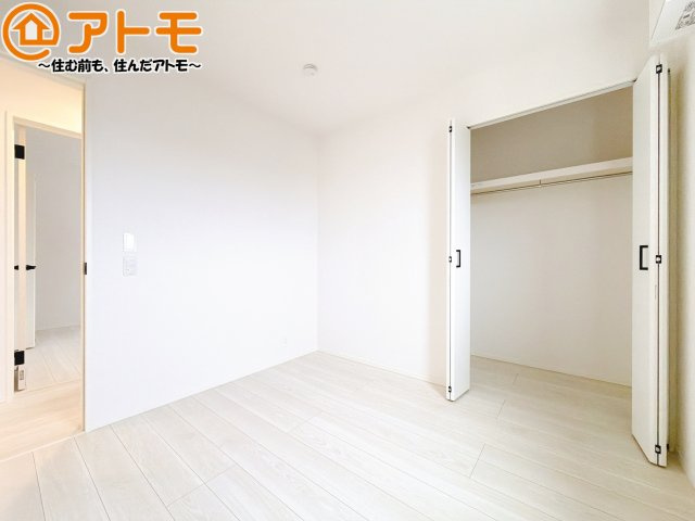ハンガーパイプ付きのクローゼットは季節ものなどを収納することができて便利です♪