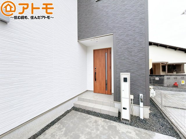 落ち着いた色合いの玄関はダブルロックで防犯性に優れた仕様になっています♪