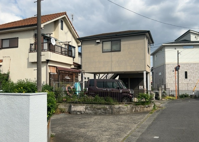 土地の形が極端に長細かったり、狭小地、あるいは道路との高低差がある傾斜地だった場合、後々売ろうとしても買い手がつかない場合もあります。後々、売却することになった時に価値の下がらない土地を選びましょう。