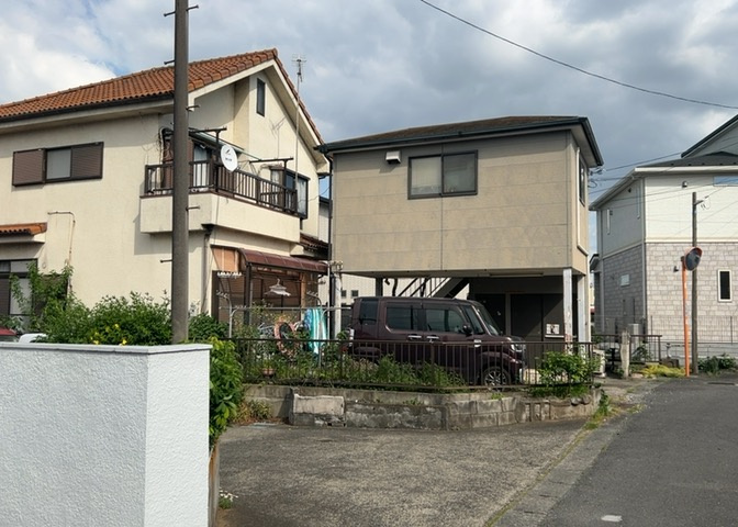 土地の面積＝住宅面積ではありません。建ぺい率の問題などで、土地のある場所によって住宅を建てられる面積は限られています。高さもしかり、「土地」という言葉の中には、建築条件も含まれると考えておきましょう。