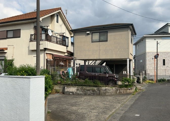 家を建てる場合、方位は要チェックです。現実的に日当たりのよい家ならばリビングは南側、建築基準法でも北側に当たる家への配慮は求められています。土地を見学に行く際は、方位磁針を持って行くようにしましょう。