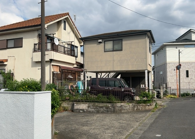 土地の前の道路に消火栓が設置されていることがあります。この場合、道路交通法第45条第1項により、駐車禁止の場所が指定されています。そのため、車庫などの駐車スペースをつくることができない場合があります。