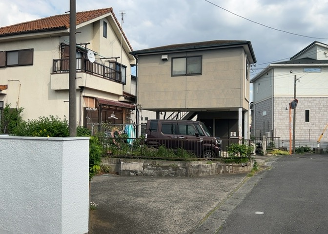 現地に行くなら、物件の周囲の地形がどうなっているかを見ることも大切です。周辺より低くなっている土地では、大雨などで水が集まりやすいため、地盤が弱くなっているということも考えられるため、注意が必要です。