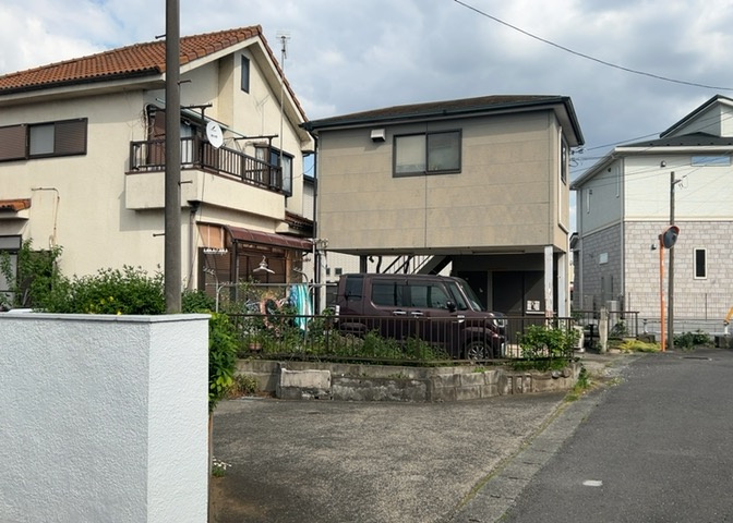 隣家の土地はどうなっているのか、生活利便施設が近くにあるのか、学校まで近いかなど、お客様のライフスタイルにあわせたイメージが重要です。また、近くにあると困る施設が近くにないかも確認するといいでしょう。