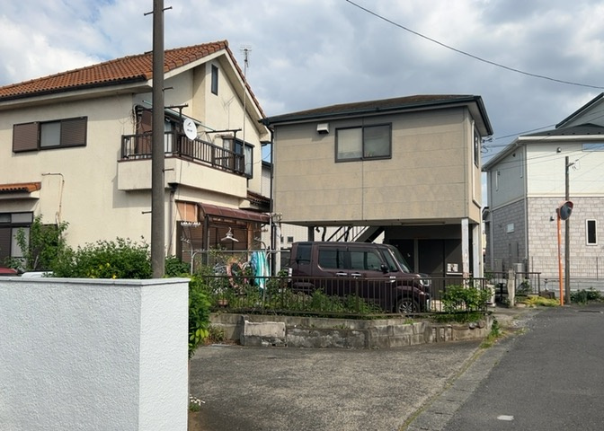 土地購入を検討されている場合、境界杭がない状態で購入してしまうと境界確定測量をする必要があり、費用がかかります。購入の前に、売主、隣土地所有者立ち合いのもと境界を確定し境界杭を設置するのがベストです。