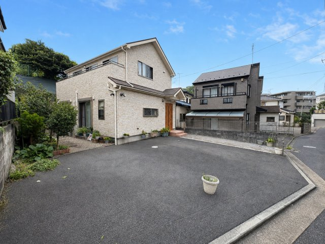 ◆爽やかな青空の下に贅沢なほどに降り注ぐ陽光、豊かな居住性と、クオリティが見事に調和した住空間は、住まうことの喜びを感じさせてくれます。ゆとりある広い敷地で開放的なお住まいです。