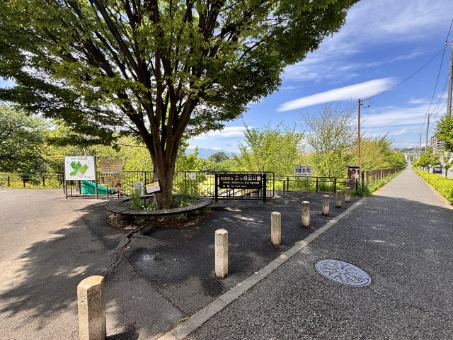 物件すぐ近くの三目山公園　50、000？超の広さがあります