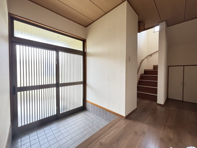 明るく広々とした玄関