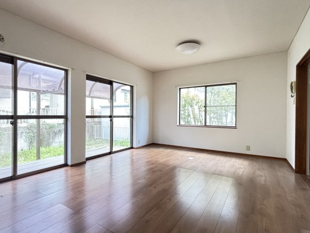 14帖の明るいリビングダイニング