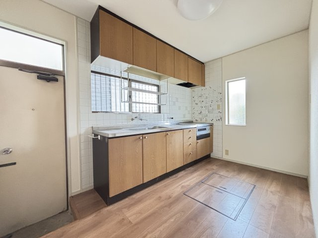 勝手口のある広々としたキッチン