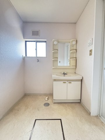 清潔感あるホワイトの洗面化粧台