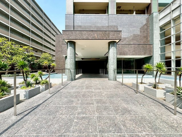 ゆとりあるアプローチから迎えるエントランス。ホテルライクな設えが来客時にも好印象です。管理の良さも伝わります。