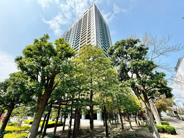 緑に抱かれるタワー外観。四季を感じる植栽計画が、都心の街並みに潤いを添えます。散歩の気分も上がる環境。