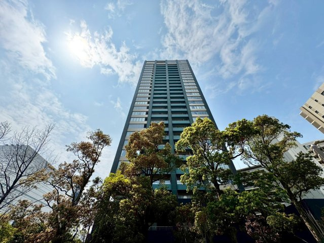 空と光を纏う外観デザイン。都心アクセスの良さと、リゾート感ある景色が共存します。