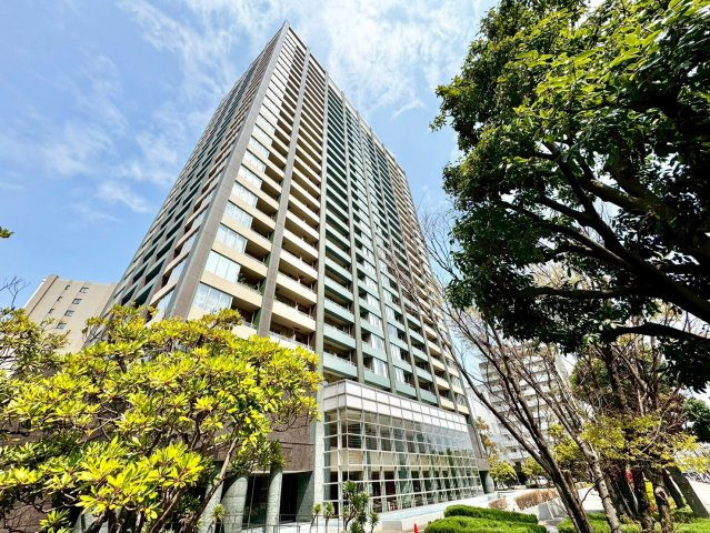植栽とガラスのコントラストが美しい。都会の中でも、ほっとできる潤いの佇まいが魅力。