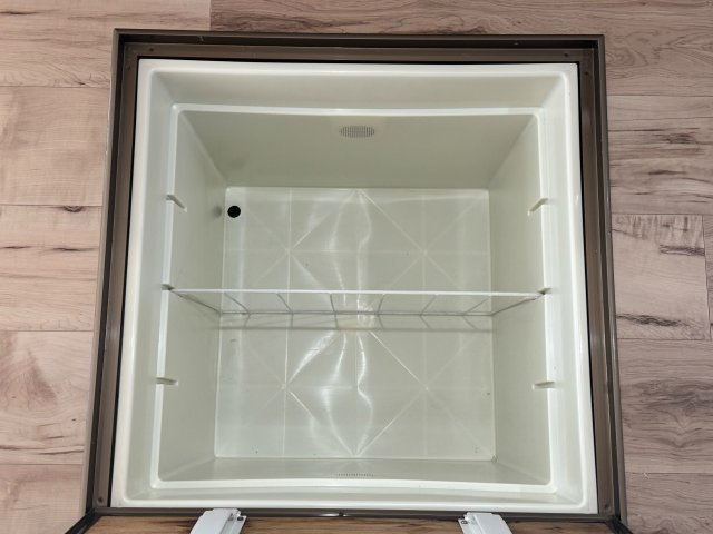 かさばる日用品のストックや、梅雨・冬物の季節家電、防災備蓄品も隠してスマートに収納。居住スペースを削らずにお部屋を広く見せ、いつでもスッキリ綺麗な住まいをキープできます。