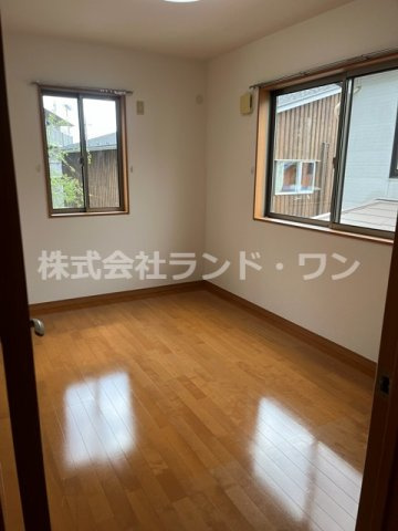 （洋室5.5帖）南東側の洋室です