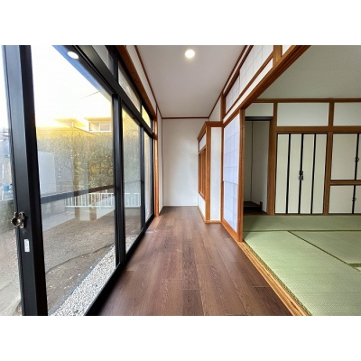 広縁を設けており、室内にやわらかな光を取り込んでくれます♪*