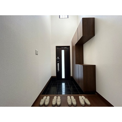 見上げるたびに開放感を感じる、明るくダイナミックな玄関空間！