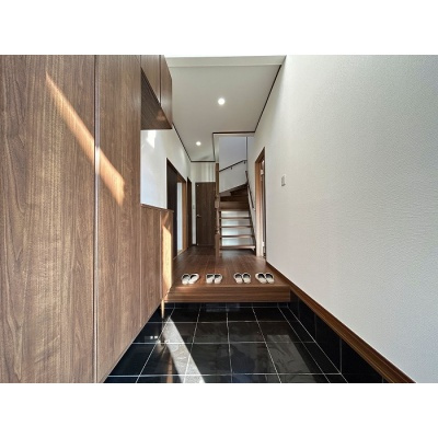 吹き抜けを設けており、光を取り込む設計。爽やかな印象の玄関です♪*