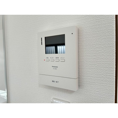 来訪者を映像で確認できるTVモニター付きインターホンを採用◎