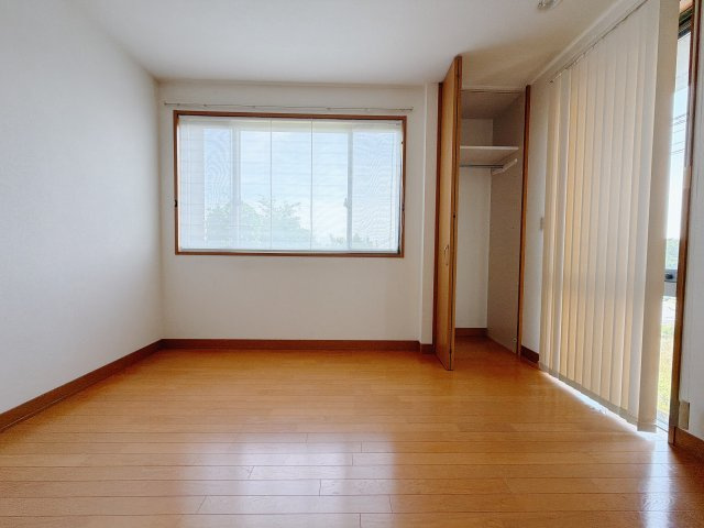 ■洋室｜ナチュラルカラーの床です。模様替えなどとても楽しく工夫できます♪陽当たり、風通しもとても良いので毎日快適な生活スタートです！子供部屋にも良いですね♪
