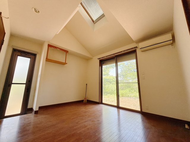 ■洋室｜おしゃれなデザインです♪大きな窓もついていますので、日当たり◎です