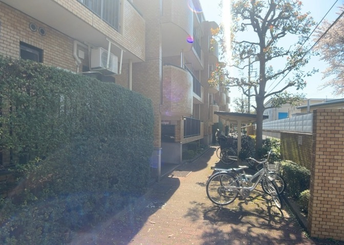物件によっては、入居者が個人的に使用できる専用庭がついているものもあります。また、住宅の中にある土間の部分を庭と呼ぶこともあります。庭の用途は住む人によって変わり、それによってデザインもさまざまです。