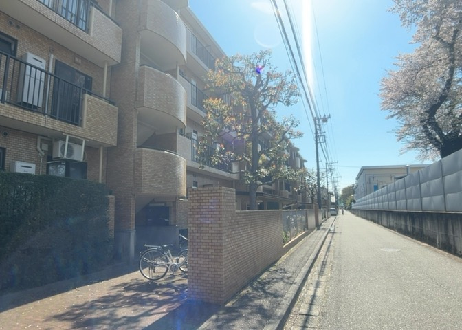 中庭（パティオ）とは、一つの建築物の内部に設けられた、壁などで囲われている庭のことを指します。コの字型、ロの字型が主流ですが、L字型の中庭もあります。最近では、インテリア性の高さからも人気があります。