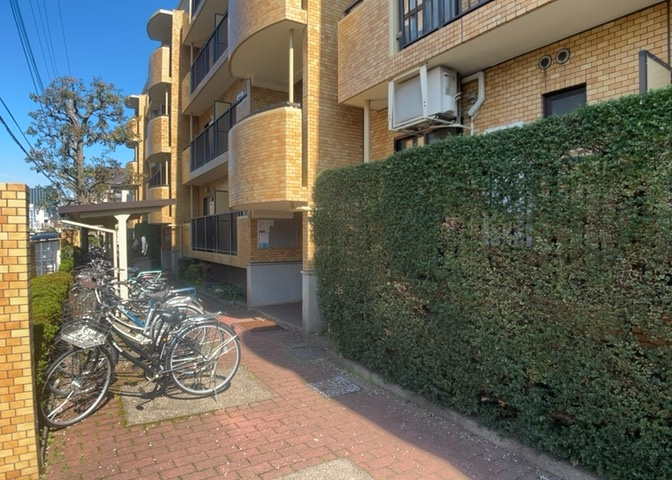 マンションのエントランスには、もともと風よけや防犯の役割がありますが、マンションによって宅配ボックスなどの設備が備わっている所もあります。日々の生活をイメージしながら生活しやすさをチェックしましょう。