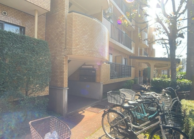 ラウンジは、マンションの共用スペースに椅子やテーブルなどを配置した利用者が寛げる空間です。屋内型ラウンジと屋外型ラウンジがあります。共用部分の管理状況と合わせて、詳細については現地でご確認ください。