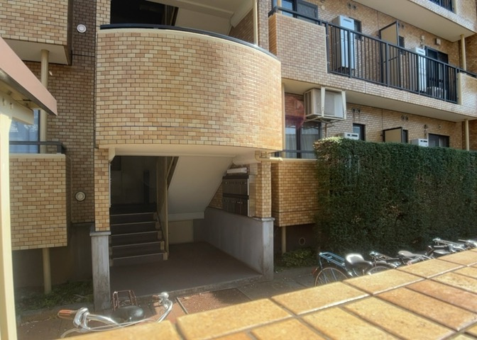 エントランス付近に設置されている集合ポストは、住んでいる部屋と離れているため、ポストをあさるなど誰かに何かされていても被害に気づきにくいです。入居する時には他人に特定されにくい番号で鍵をかけましょう！