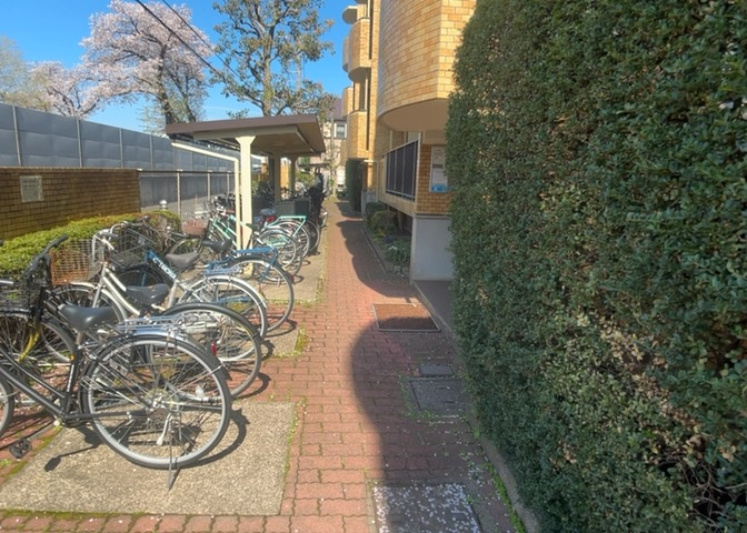 共用部分は、一棟の建物に住む区分所有者全員が共同で所有するとし、共用部分の管理、補修などは、区分所有者で形成される管理組合が行います。個人の判断で勝手に変更することはできませんので覚えておきましょう。