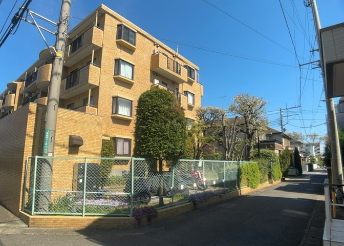 隣家の土地はどうなっているのか、生活利便施設が近くにあるのか、学校まで近いかなど、お客様のライフスタイルにあわせたイメージが重要です。また、近くにあると困る施設が近くにないかも確認するといいでしょう。