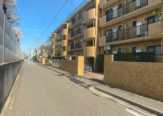 道幅が広い場所は日当たりや風通が良好です。幅が広いのですれ違いも可能ですし大きな車でも駐車可能！一方で、大型車が通ることも多くなるため交通量の増加により騒音に繋がります。また土地の値段が高くなります。