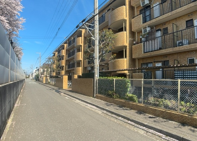 ＲＣ造、Reinforced　Concreteは直訳すると補強されたコンクリートです。主に柱や梁・床・壁が鉄筋とコンクリートで構成おり、鉄筋を組んだ型枠にコンクリートを流し込んで固めたものを指します。