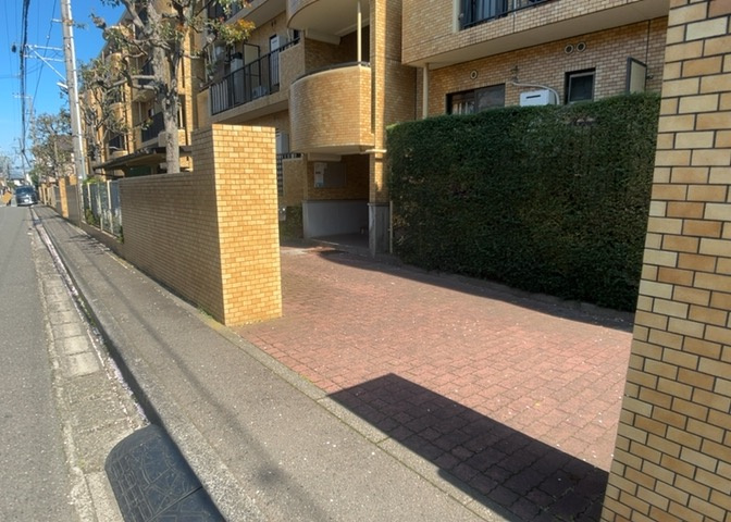 共用部分は、一棟の建物に住む区分所有者全員が共同で所有するとし、共用部分の管理、補修などは、区分所有者で形成される管理組合が行います。個人の判断で勝手に変更することはできませんので覚えておきましょう。