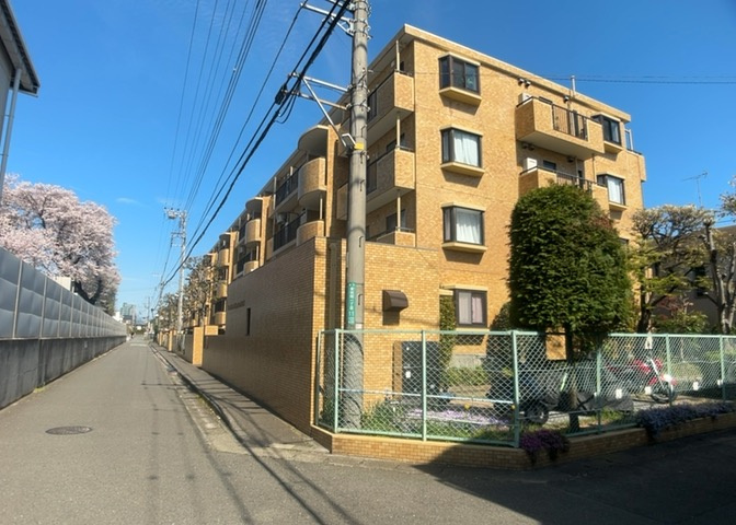 外観はマンション管理がされているかの目安になります。築年数が古いと、壁面は劣化してひび割れが生じることも！建物が古びていても細かいところが修繕されていると、きちんと管理されているなぁと感じるでしょう。