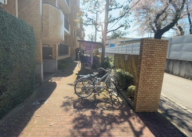 マンションの駐輪場は、事前に空きがあるか確認を取ると安心です。せっかく入居したのに駐輪スペースがない！なんてことになったら大変ですよね。そこで、内見時や購入前にはまず事前に確認しておくと良いでしょう。